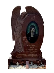 Памятник из красного гранита с ангелом
