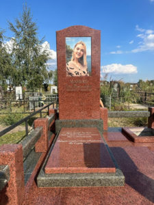 Памятник из красного гранита